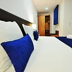 Hilltop Oasis Lisboa מלון אוייראס