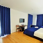 Hilltop Oasis Lisboa מלון אוייראס