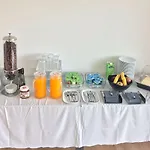 Hilltop Oasis Lisboa מלון אוייראס