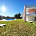Hilltop Oasis Lisboa מלון