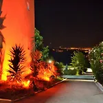 Hilltop Oasis Lisboa 4* אוייראס