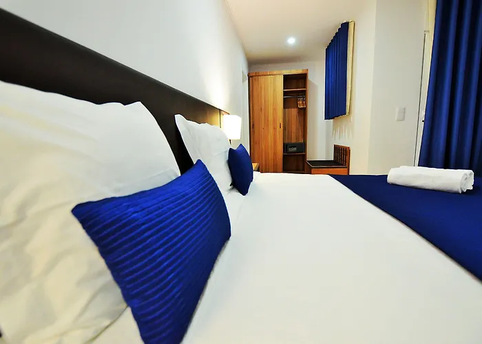 Hilltop Oasis Lisboa מלון אוייראס