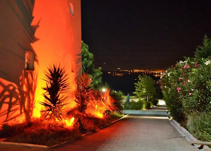 Hilltop Oasis Lisboa 4* אוייראס